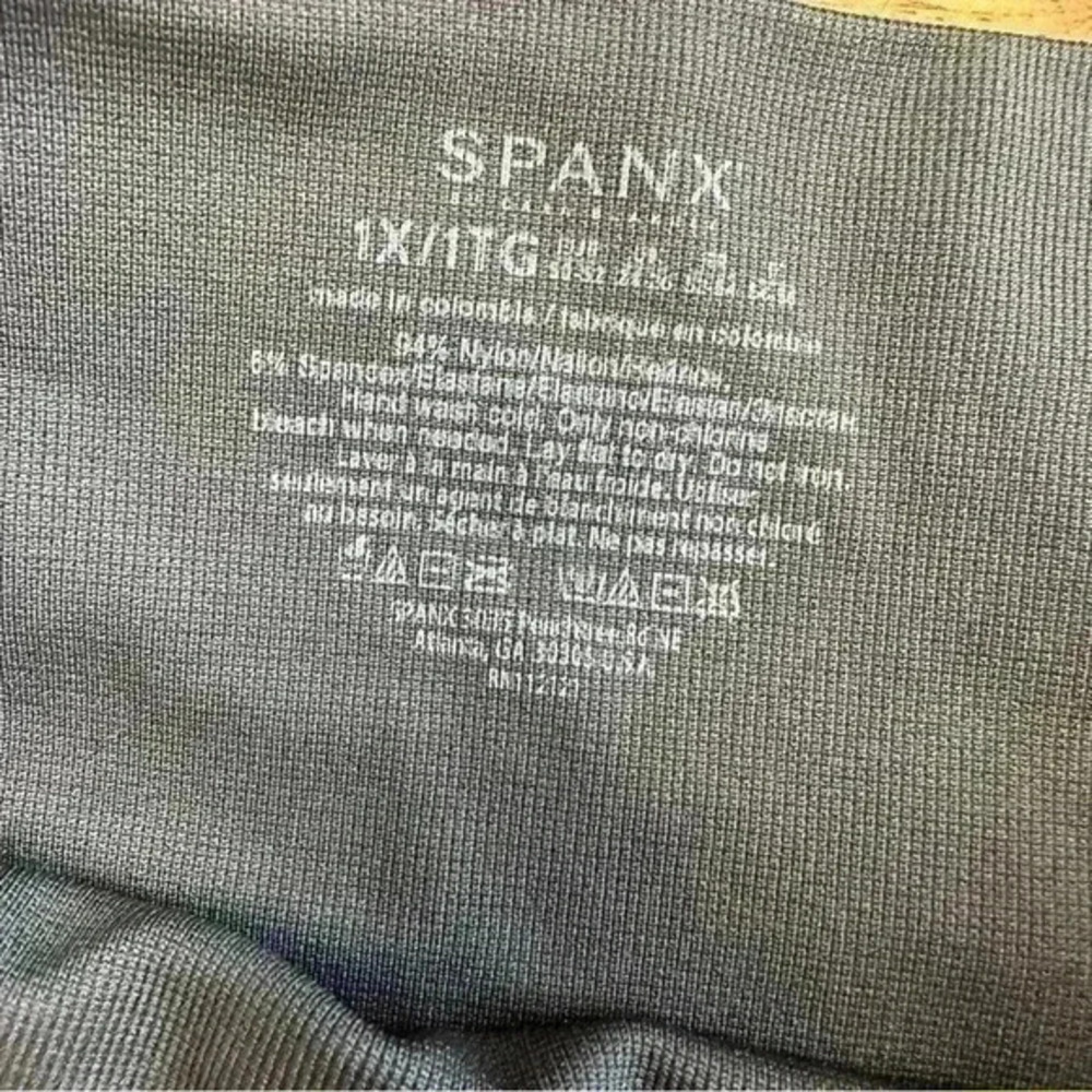 Spanx Look at Me Now Seamless Cropped Leggings Womens Size 1X Black Camo - Picture 4 of 6